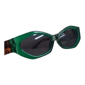Sporty Green and Black Sunglasses with Rectangular Frames